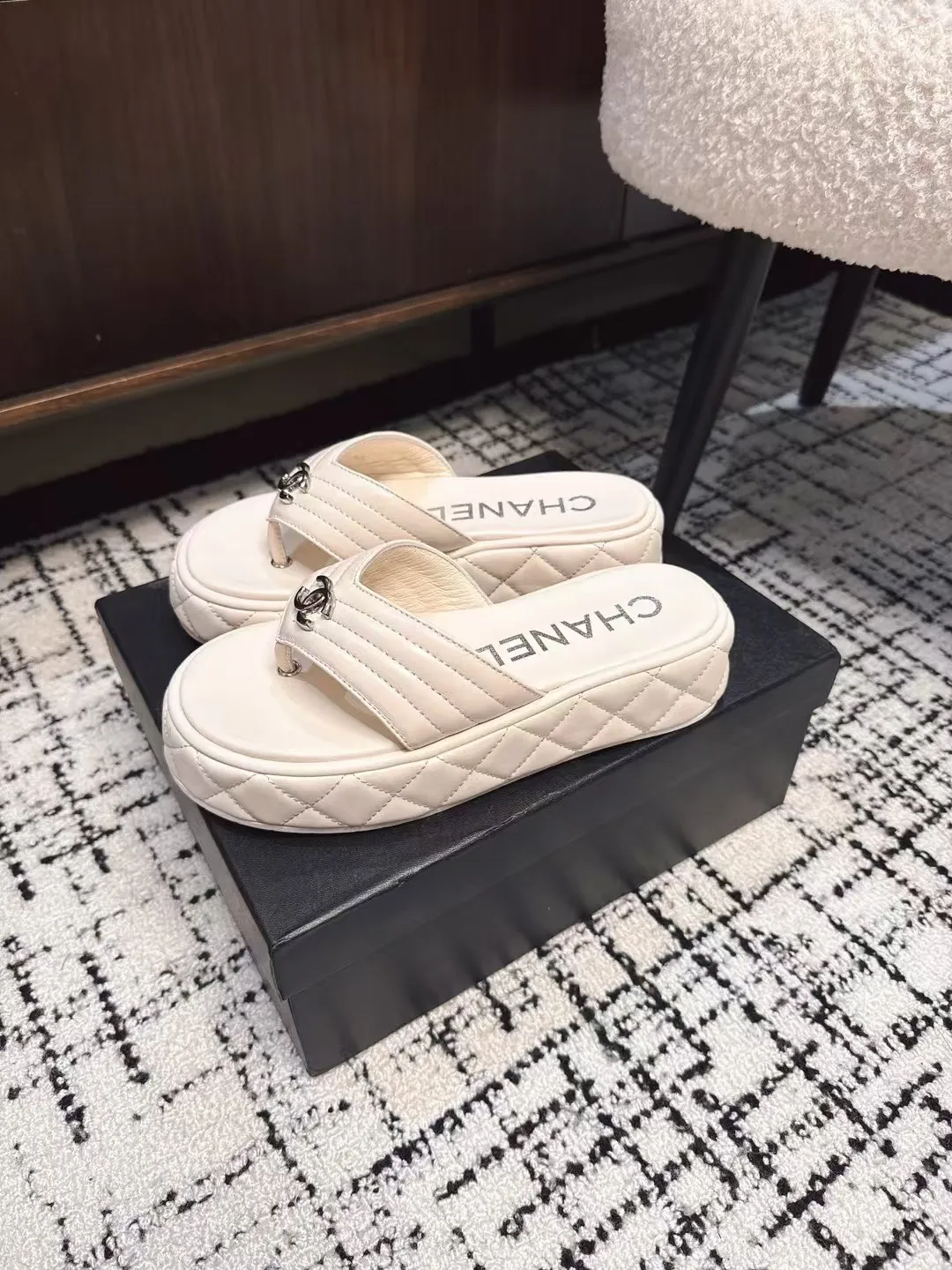 👟👟Ex-factory price 502👟👟 High version Chanel new color thick-soled slippers, easy to wear and versatile, must-have high-end tool shoes in summer, upper lambskin & customized denim, lining calfskin, original outsole Size: 35-39 (customized for 40, non-refundable)